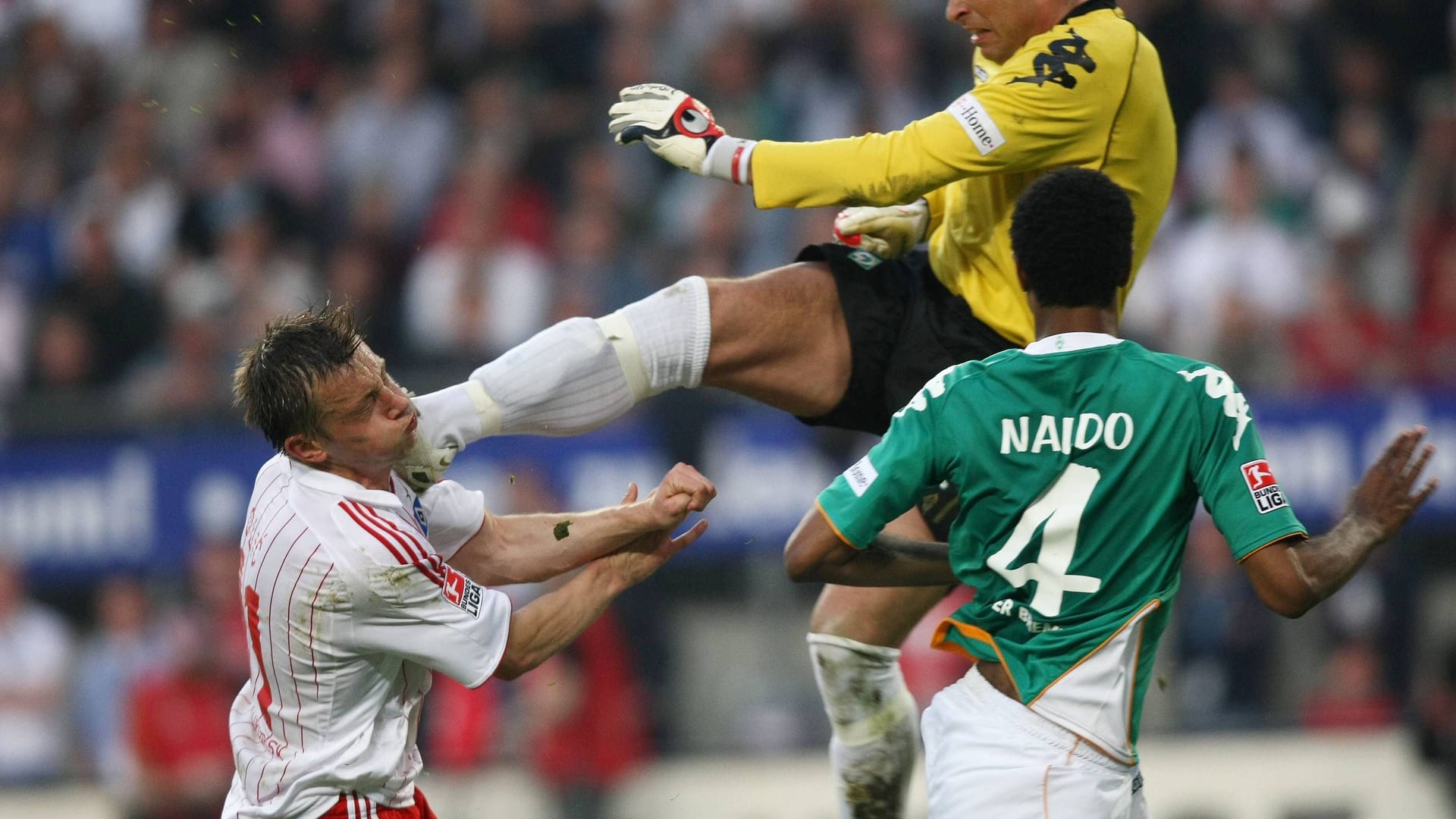 Das hat gesessen: Der Tritt von Tim Wiese gegen Stürmer Ivica Olic im Mai 2008 gilt bis heute als eines der härtesten Fouls der Bundesligageschichte.