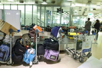 Chaotische Zustände am Flughafen Langenhagen (Archivbild): Sollten Koffer verspätet eintreffen, müssen zukünftig Airlines einen Ausgleich schaffen.