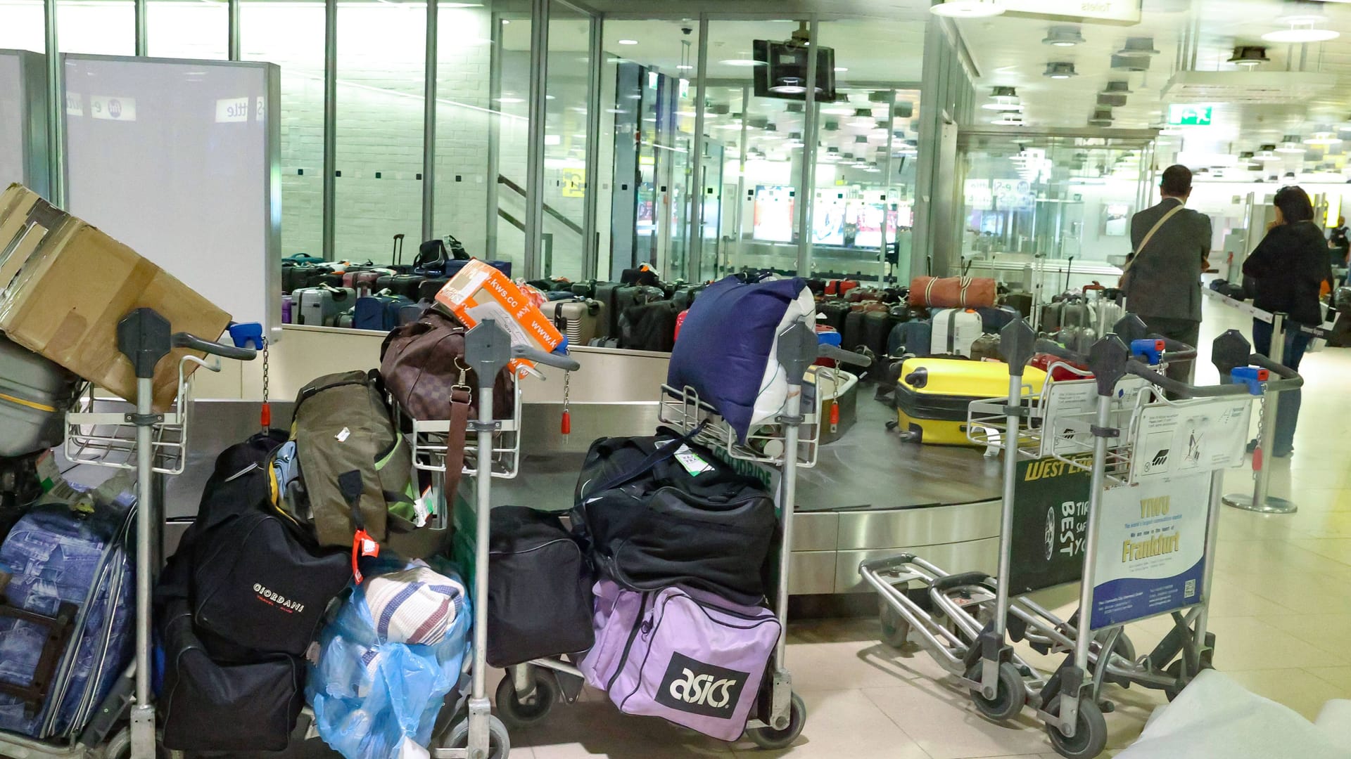 Chaotische Zustände am Flughafen Langenhagen (Archivbild): Sollten Koffer verspätet eintreffen, müssen zukünftig Airlines einen Ausgleich schaffen. Chaotische Zustände am Flughafen Langenhagen (Archivbild): Sollten Koffer verspätet eintreffen, müssen zukünftig Airlines einen Ausgleich schaffen.