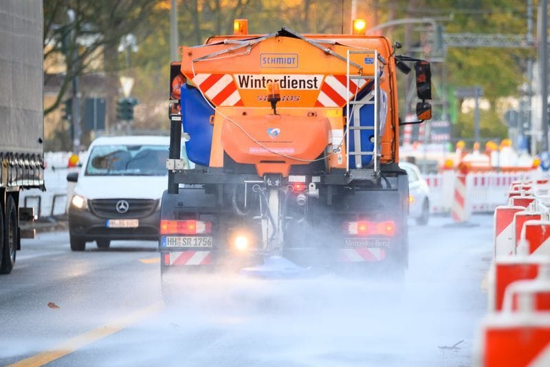 Ein Streufahrzeug ist in Hamburg unterwegs: Die Stadtreinigung hat bereits in der Nacht mit dem Winterdienst begonnen.