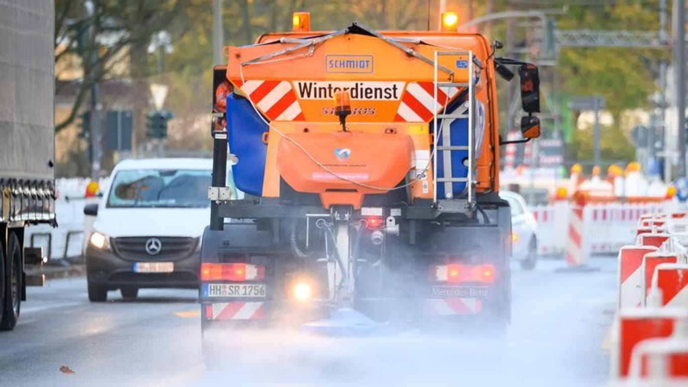 Ein Streufahrzeug ist in Hamburg unterwegs: Die Stadtreinigung hat bereits in der Nacht mit dem Winterdienst begonnen.