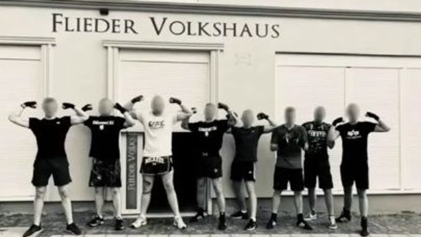 Selbstinszenierung von Knockout 51 vor ihrem Trainingsort, der NPD-Zentrale in Eisenach