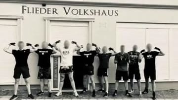 Selbstinszenierung von "Knockout 51" vor ihrem Trainingsort, der NPD-Zentrale in Eisenach. Quelle: AGST (Quelle: Antifaschistische Gruppen Südthüringen) Selbstinszenierung von Knockout 51 vor ihrem Trainingsort, der NPD-Zentrale in Eisenach