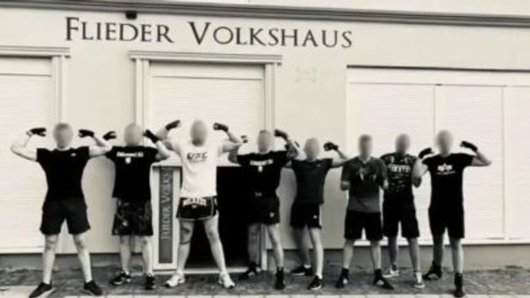 Selbstinszenierung von Knockout 51 vor ihrem Trainingsort, der NPD-Zentrale in Eisenach