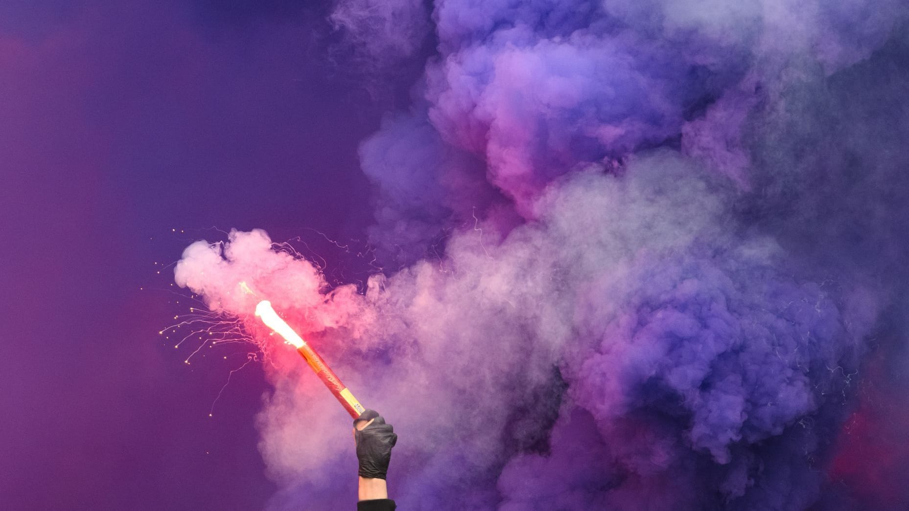 Ein Fan zündet Pyrotechnik während eines Fußballspiels (Symbolfoto): Der Schiedsrichter brach das Spiel umgehen ab. Ein Fan zündet Pyrotechnik während eines Fußballspiels (Symbolfoto): Der Schiedsrichter brach das Spiel umgehen ab.