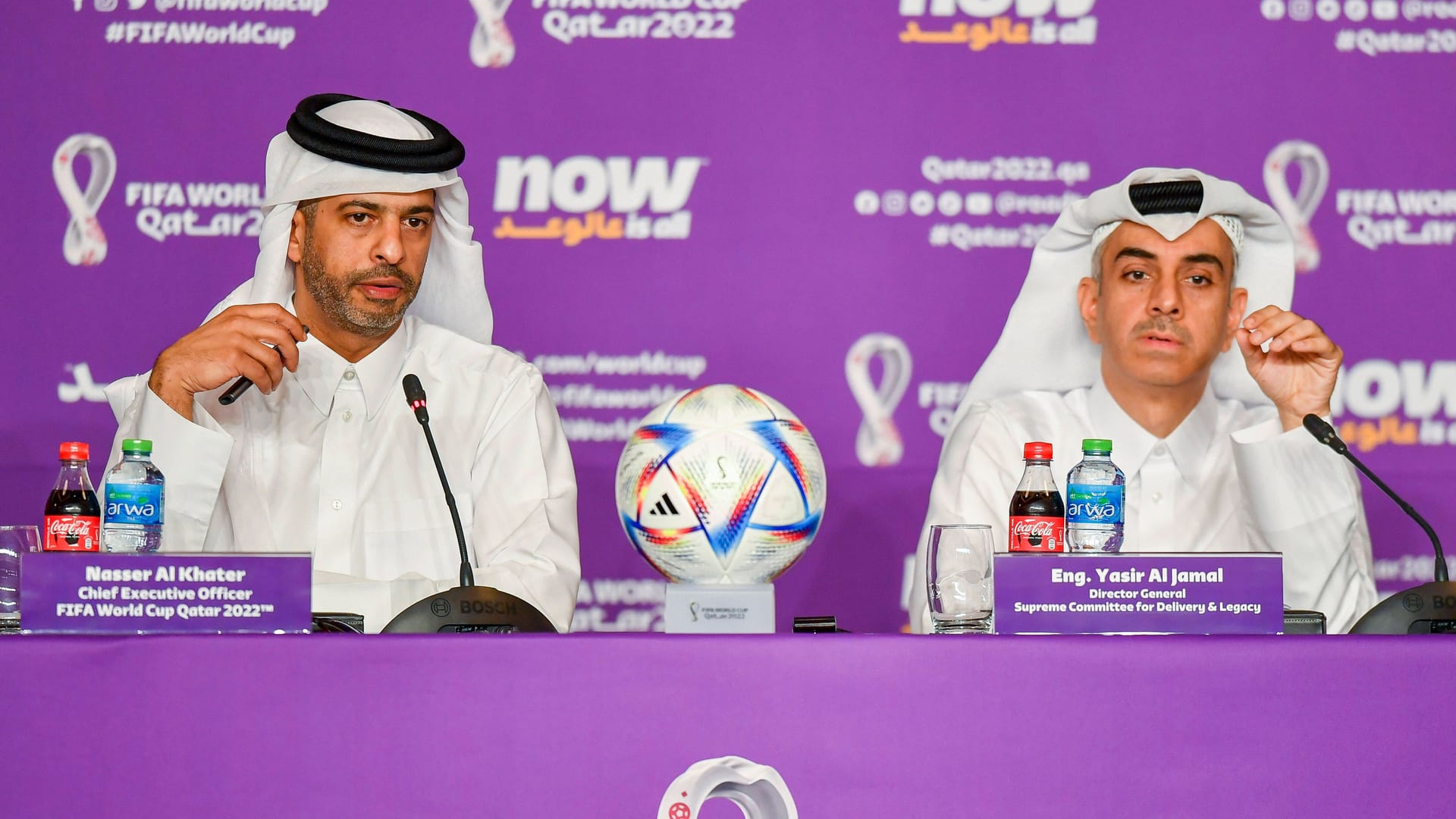 Nasser Al Khater (l.) bei einer Pressekonferenz Mitte Oktober.