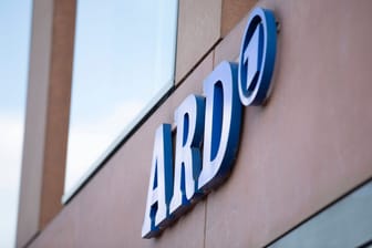 Das Fassadenlogo am Hauptstadtbüro: Die ARD ist Teil des öffentlich-rechtlichen Rundfunks.