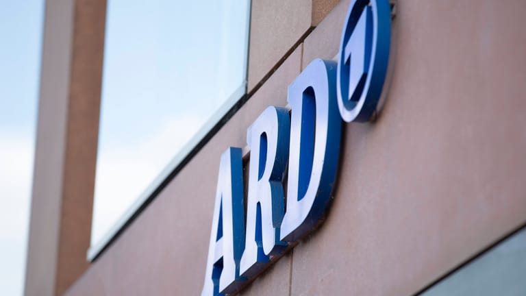 Das Fassadenlogo am Hauptstadtbüro: Die ARD ist Teil des öffentlich-rechtlichen Rundfunks.