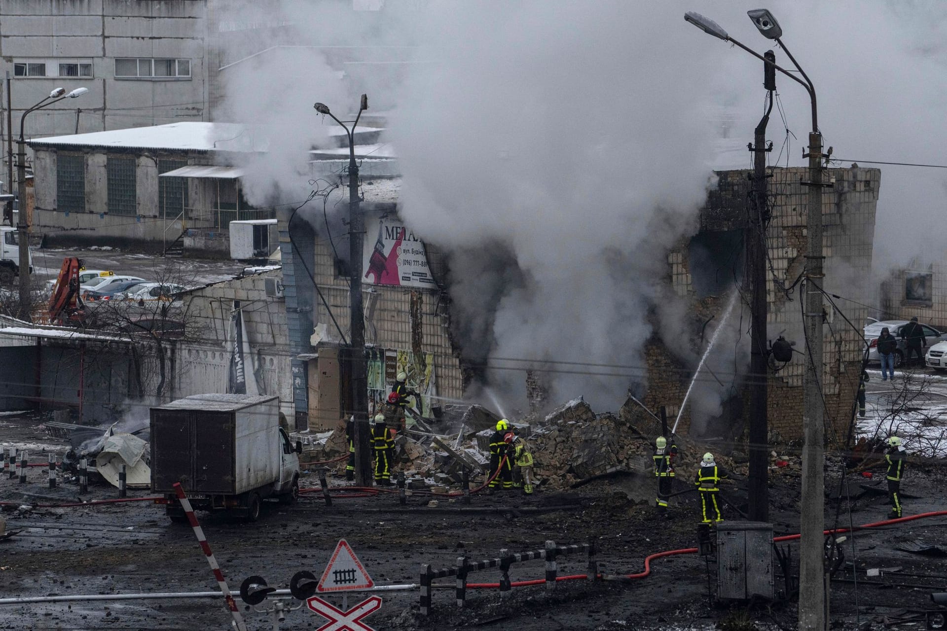 Feuerwehrleute löschen einen Brand nach einem Raketenangriff in Kiew.