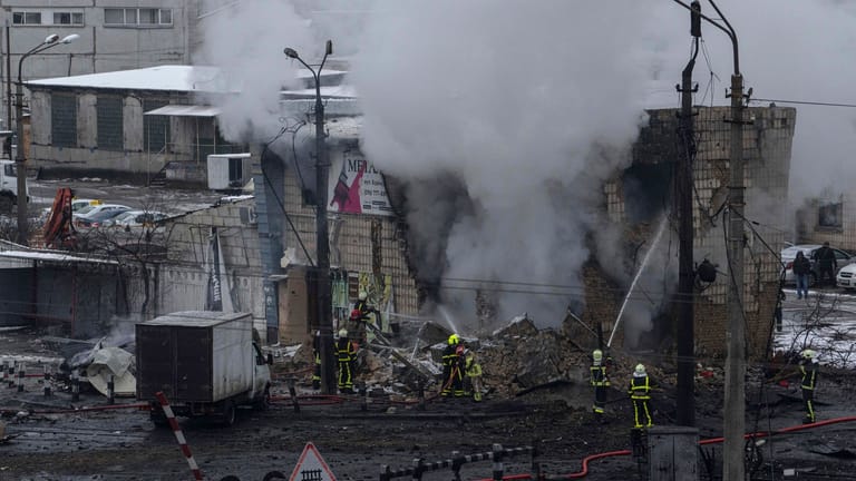 Feuerwehrleute löschen einen Brand nach einem Raketenangriff in Kiew.