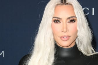 Kim Kardashian: Die Unternehmerin trug bei vielen Gelegenheiten Designs aus dem Hause Balenciaga.