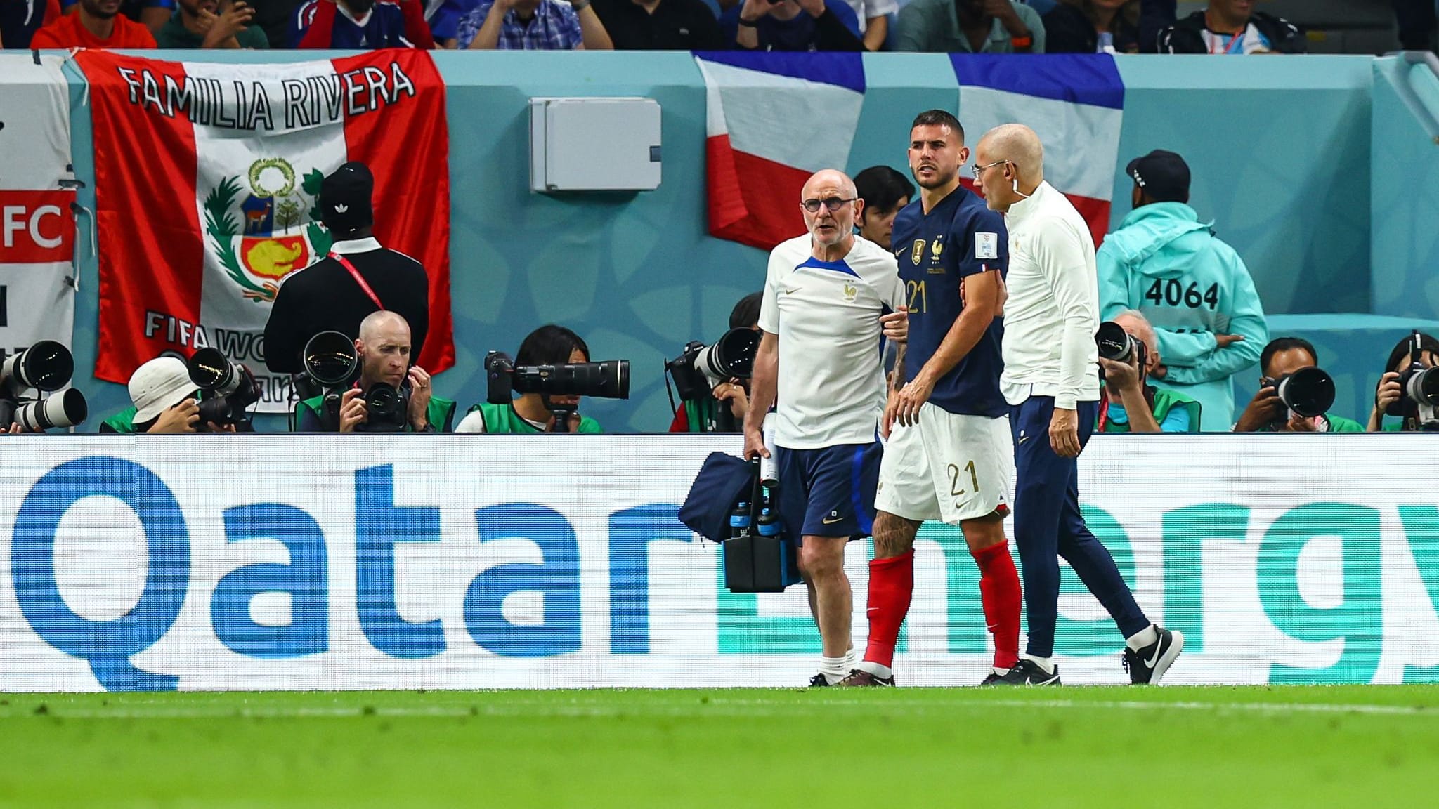 Fußball-WM in Katar | Hernández verletzt sich bei Frankreichs WM-Auftakt