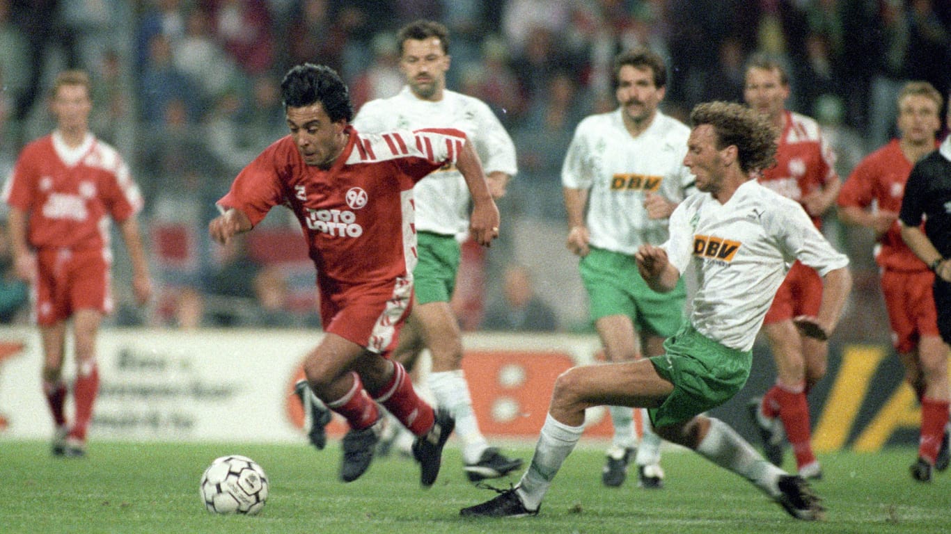 Ein anderes Leben: Hakan Bicici für Hannover 96 gegen Werder Bremen im Europapokal der Pokalsieger am Ball.