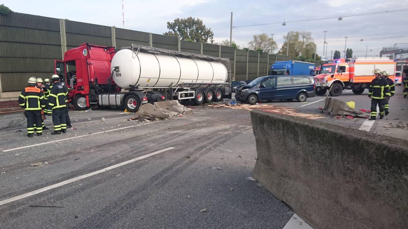 Ein Lkw steht nach einem Unfall auf der Autobahn 1 bei Hamburg: Die Strecke musste in beide Richtungen gesperrt werden.