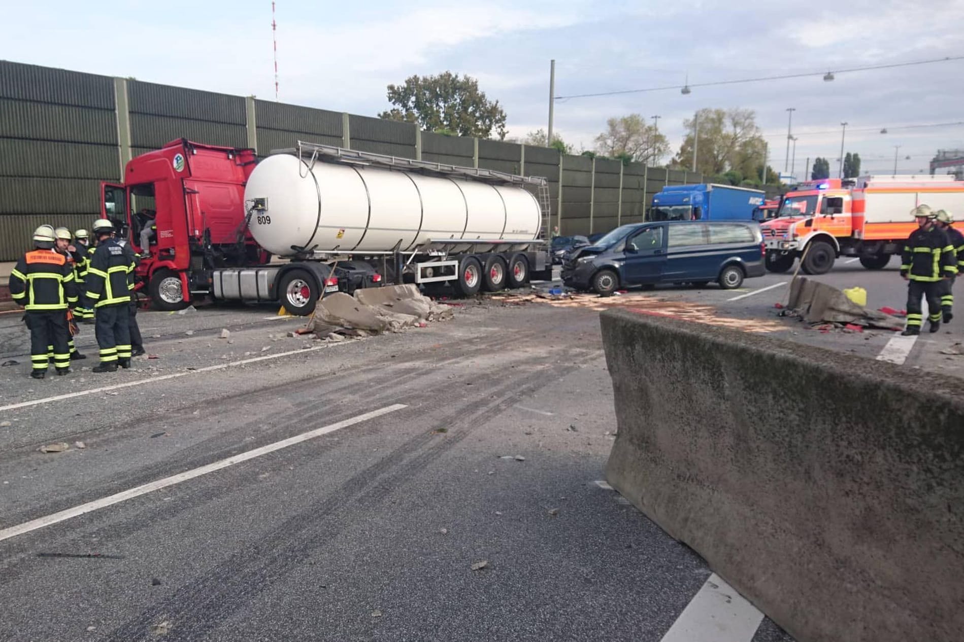 Ein Lkw steht nach einem Unfall auf der Autobahn 1 bei Hamburg: Die Strecke musste in beide Richtungen gesperrt werden.