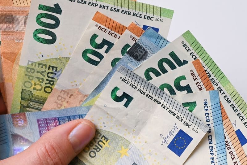 Geldscheine (Symbolbild): Die Kommunen im Saarland hat die höchste Pro-Kopf-Verschuldung.