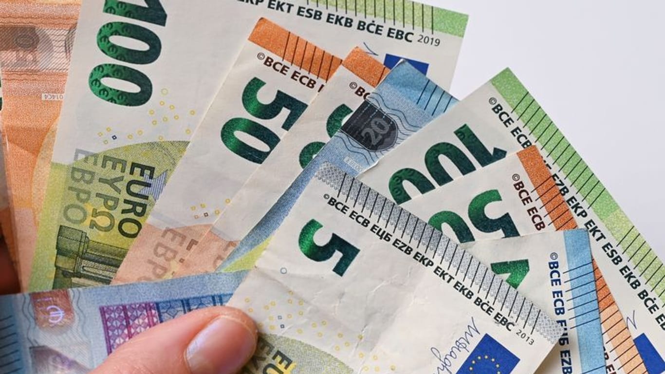 Geldscheine (Symbolbild): Die Kommunen im Saarland hat die höchste Pro-Kopf-Verschuldung.