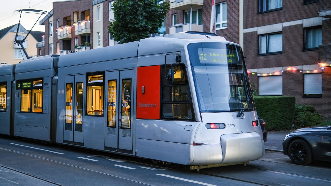 Eine U72 der Rheinbahn fährt durch Düsseldorf (Symbolbild): Eine Fahrkartenkontrolle ist offenbar aus dem Ruder gelaufen.