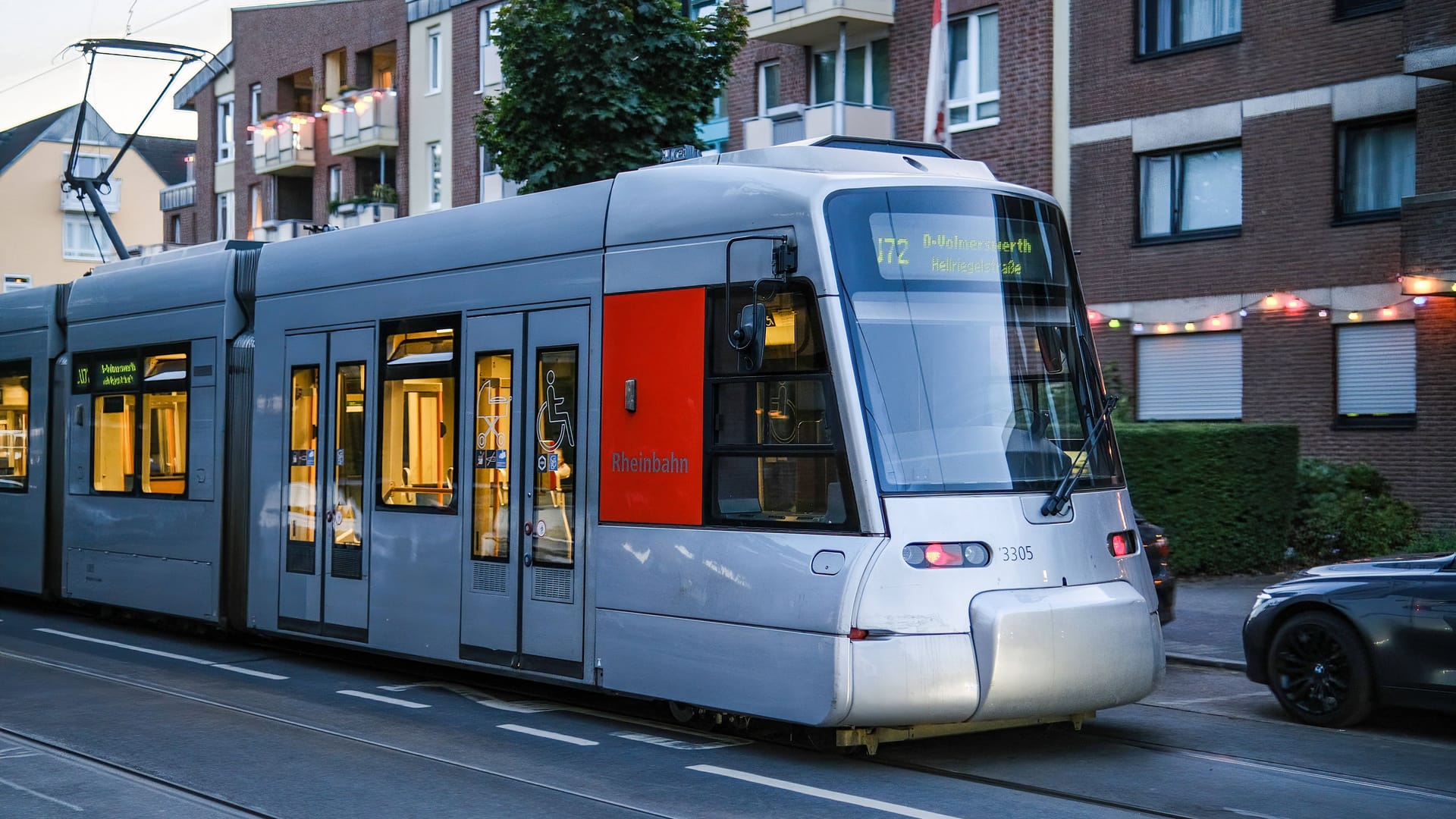 Eine U72 der Rheinbahn fährt durch Düsseldorf (Symbolbild): Eine Fahrkartenkontrolle ist offenbar aus dem Ruder gelaufen. Eine U72 der Rheinbahn fährt durch Düsseldorf (Symbolbild): Eine Fahrkartenkontrolle ist offenbar aus dem Ruder gelaufen.
