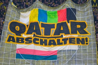 Klare Botschaft: Banner zur WM 2022 in Katar während des Bundesligaspiels zwischen Borussia Dortmund und dem VfL Bochum.