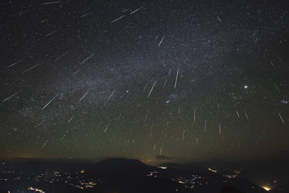Ein Fest für Sternengucker: Zum Wochenende hin erwarten Astronomen besonders viele Sternschnuppen am Nachthimmel.