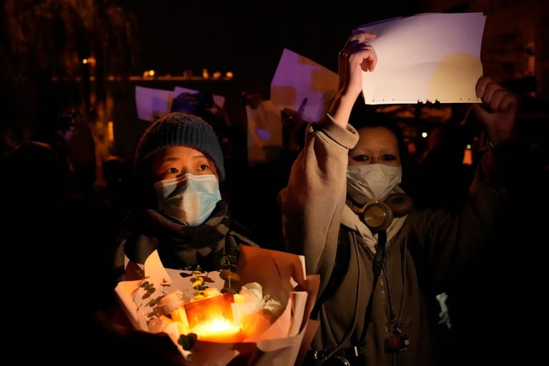 Demonstrantinnen in Peking: Seit Samstag gehen in China Menschen gegen die Corona-Politik des Regimes auf die Straße.