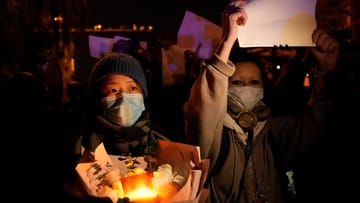 Demonstrantinnen in Peking: Seit Samstag gehen in China Menschen gegen die Corona-Politik des Regimes auf die Straße.