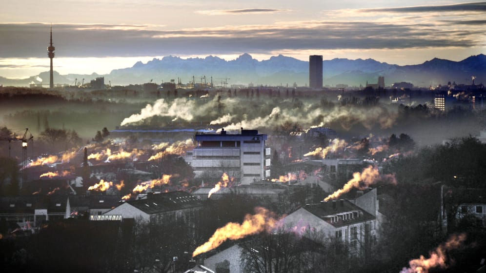Kaminrauch über einem Wohngebiet in München (Symbolbild): Im Dezember soll eine Einmalzahlung fließen, um die Zeit bis zur Gaspreisbremse zu überbrücken.