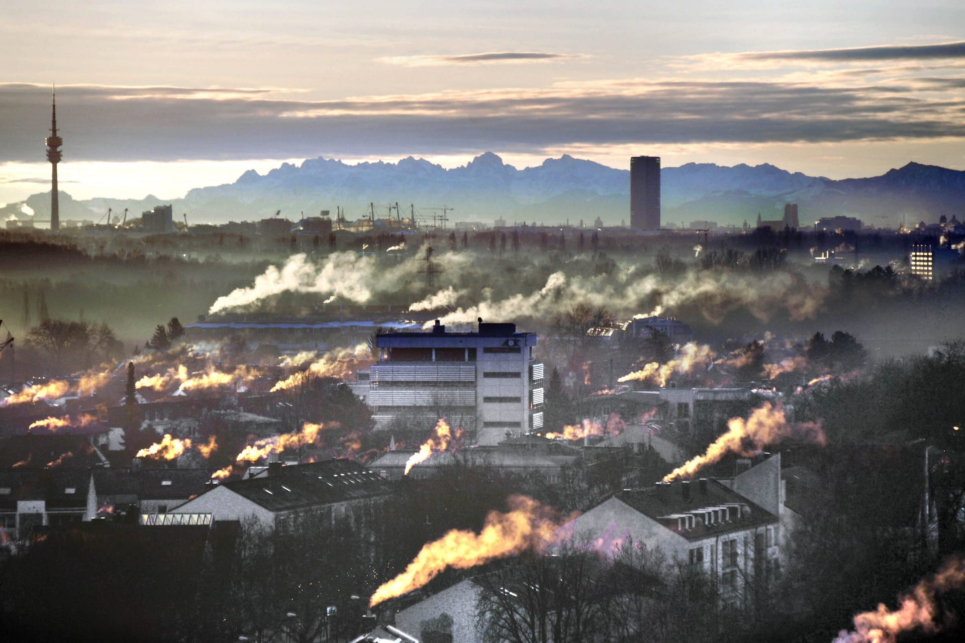 Kaminrauch über einem Wohngebiet in München (Symbolbild): Im Dezember soll eine Einmalzahlung fließen, um die Zeit bis zur Gaspreisbremse zu überbrücken.