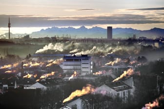 Kaminrauch über einem Wohngebiet in München (Symbolbild): Im Dezember soll eine Einmalzahlung fließen, um die Zeit bis zur Gaspreisbremse zu überbrücken.
