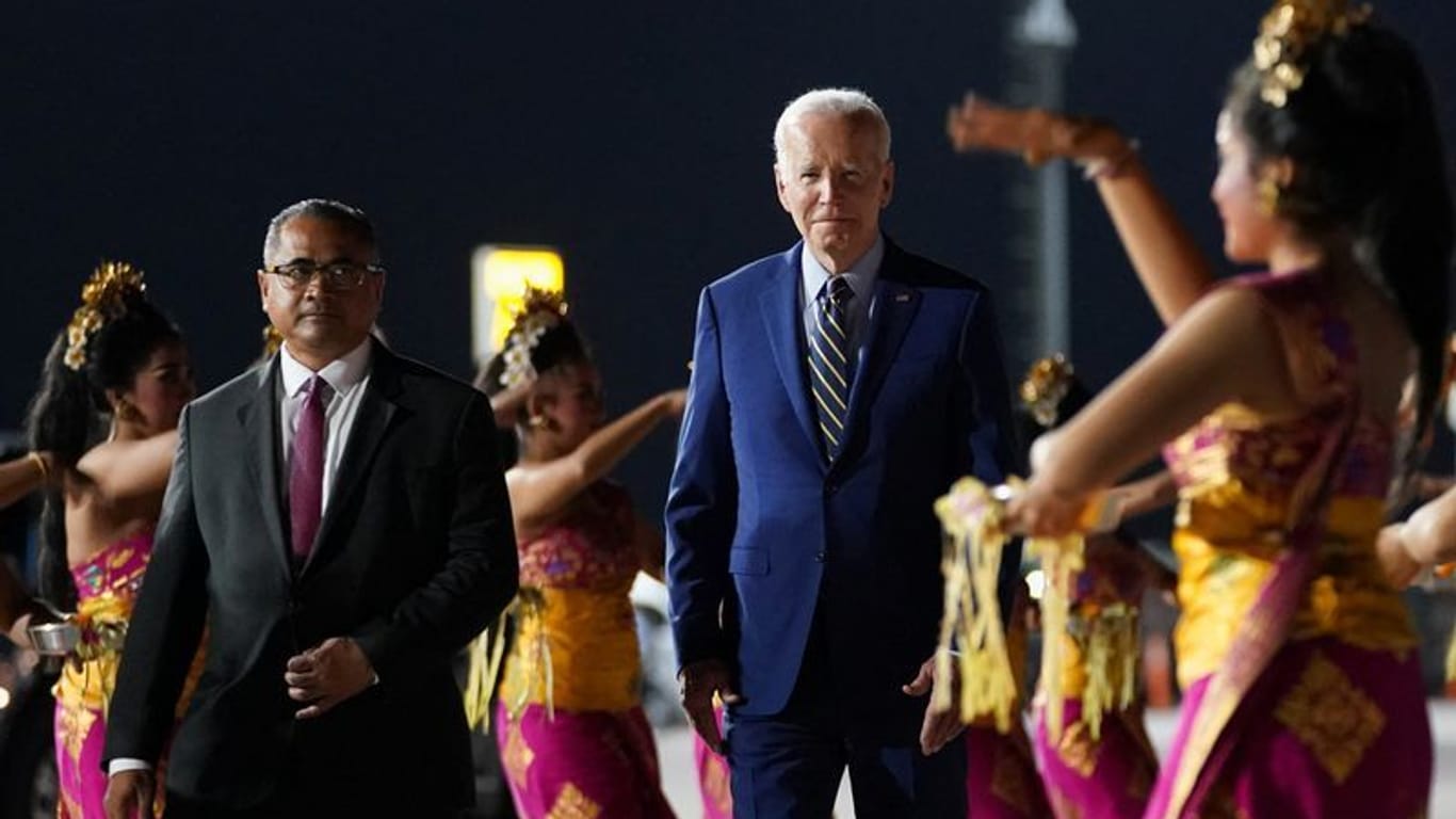 Tänzerischer Empfang für Biden: Der US-Präsident reiste mit Rückenwind nach Indonesien.