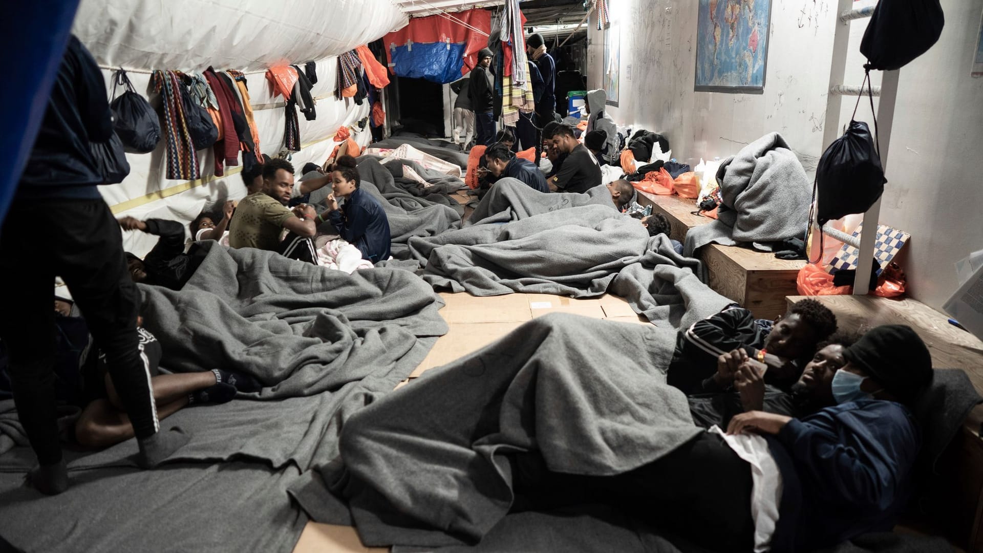 Migranten an Deck der "Ocean Viking": In Italien fand das Schiff keinen sicheren Hafen, daher ist es nun auf dem Weg nach Frankreich.