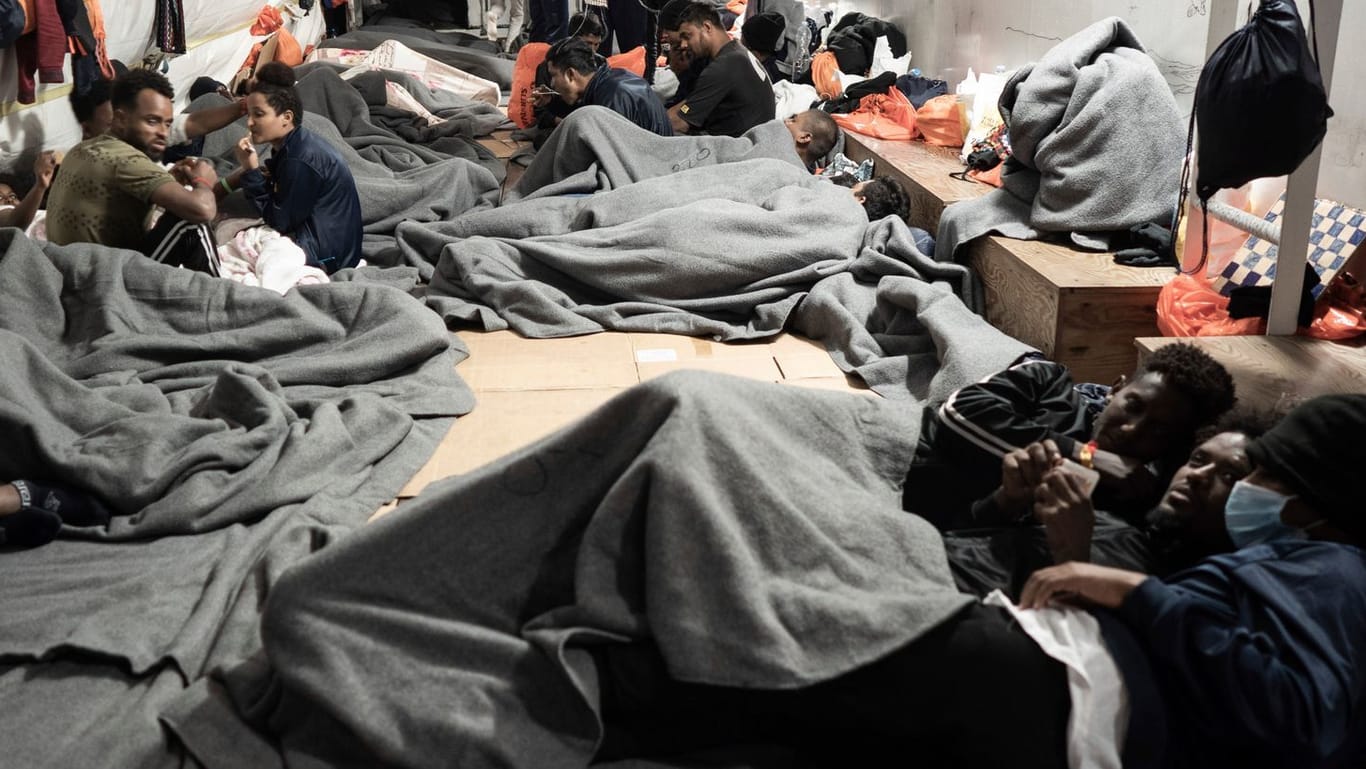 Migranten an Deck der "Ocean Viking": In Italien fand das Schiff keinen sicheren Hafen, daher ist es nun auf dem Weg nach Frankreich.