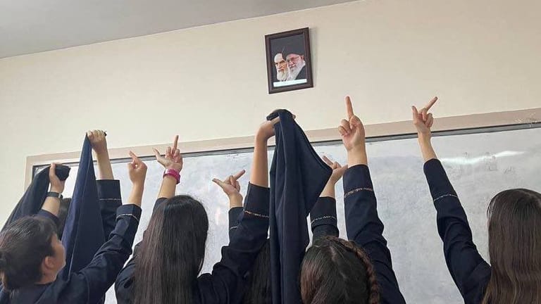 Schülerinnen in Teheran zeigen Widerstand.