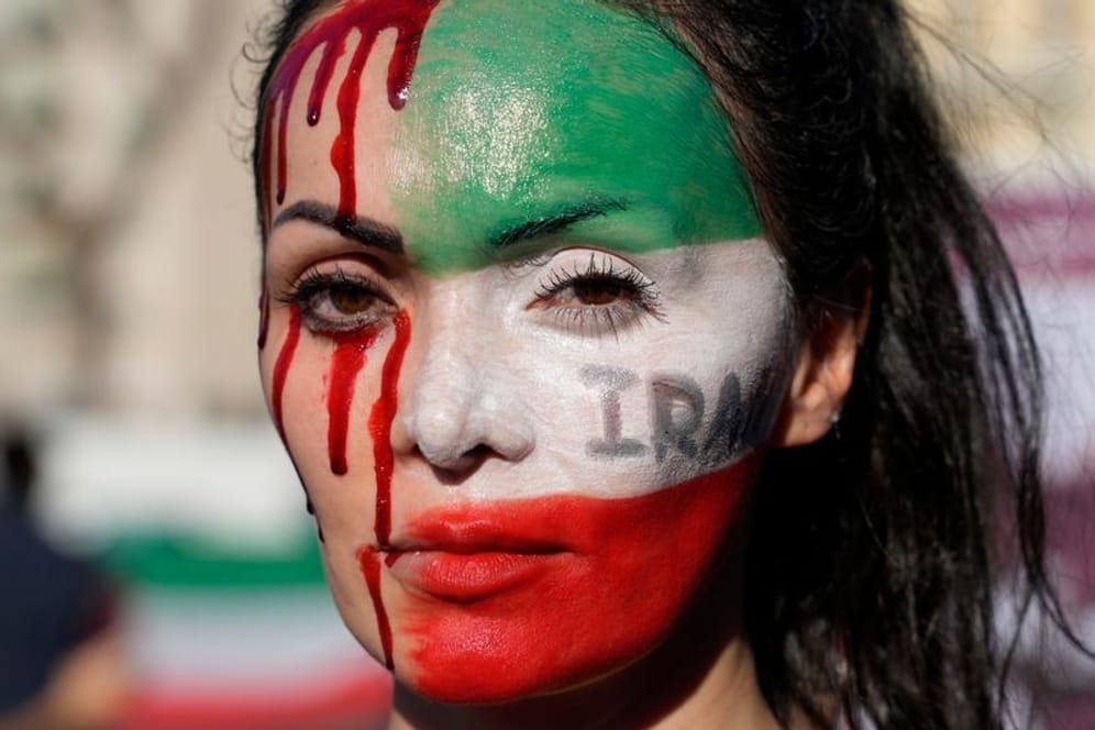 Eine Demonstrantin in Rom: Weltweit finden seit dem Tod von Mahsa Amini gegen die iranische Regierung statt.