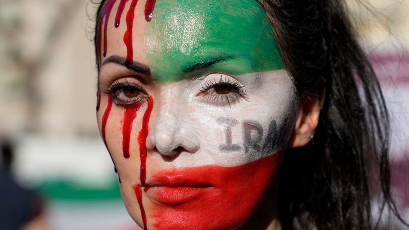 Eine Demonstrantin in Rom: Weltweit finden seit dem Tod von Mahsa Amini gegen die iranische Regierung statt.
