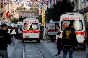 Rettungskräfte am Ort der Explosion: Sechs Menschen wurden getötet, mehr als 80 wurden verletzt.