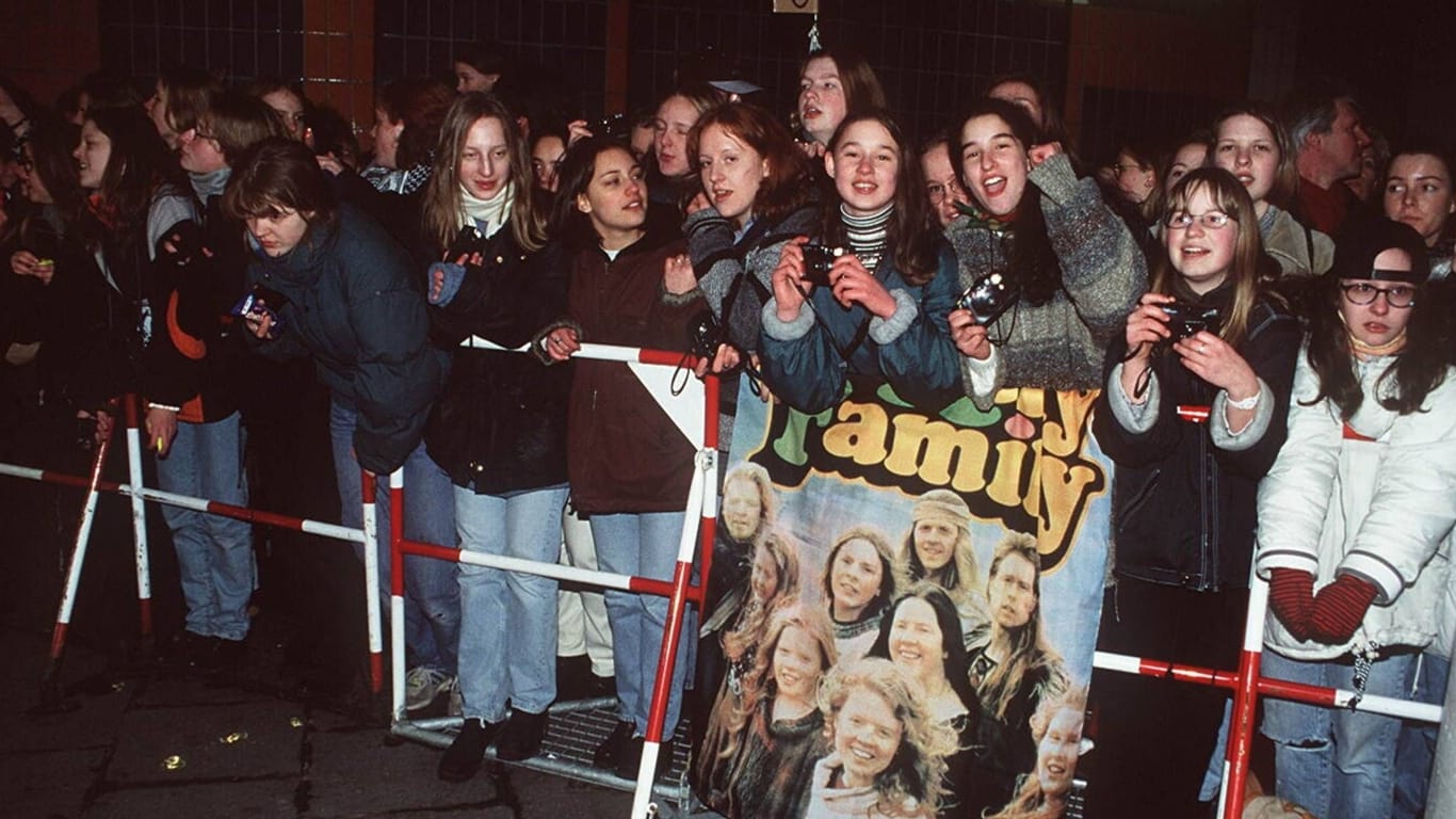 1996: Fans warten auf ein Kelly-Family-Konzert.