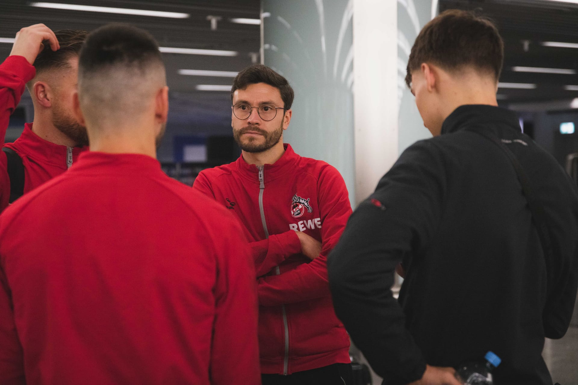 Die FC-Profis um Kapitän Jonas Hector am Gepäckband in Austin, Texas.