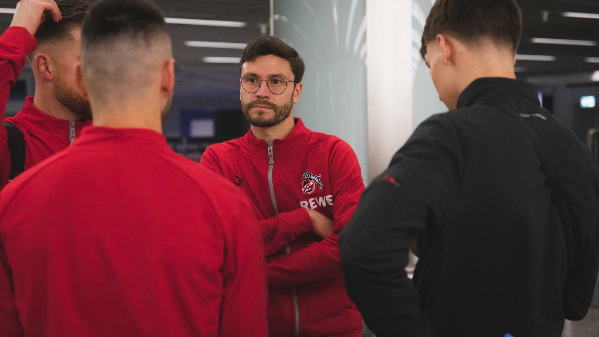 Die FC-Profis um Kapitän Jonas Hector am Gepäckband in Austin, Texas.