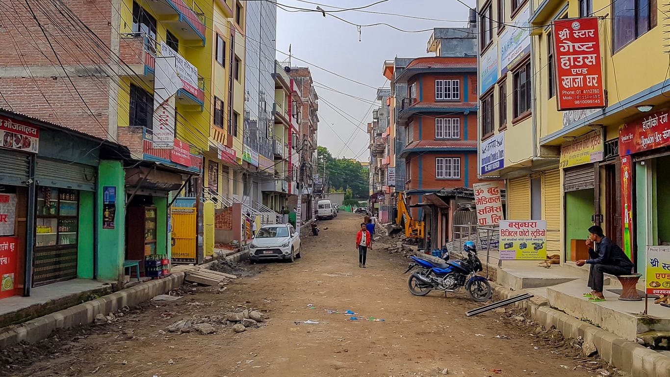Eine Straße in Kathmandu, Nepal. Aus dem Land nördlich von Indien kamen viele Gastarbeiter nach Katar. Über 2.100 von ihnen sind laut Regierungsangaben gestorben.