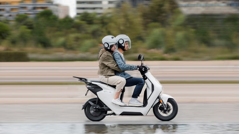 Als erstes von mindestens zehn bis 2025 geplanten Elektro-Zweirädern präsentiert Honda in Mailand den EM1 e, ein Elektro-Moped.
