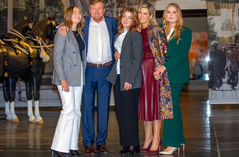 Willem-Alexander und Máxima mit ihren Töchtern Ariane (l.), Alexia (M.) und Amalia (r.).