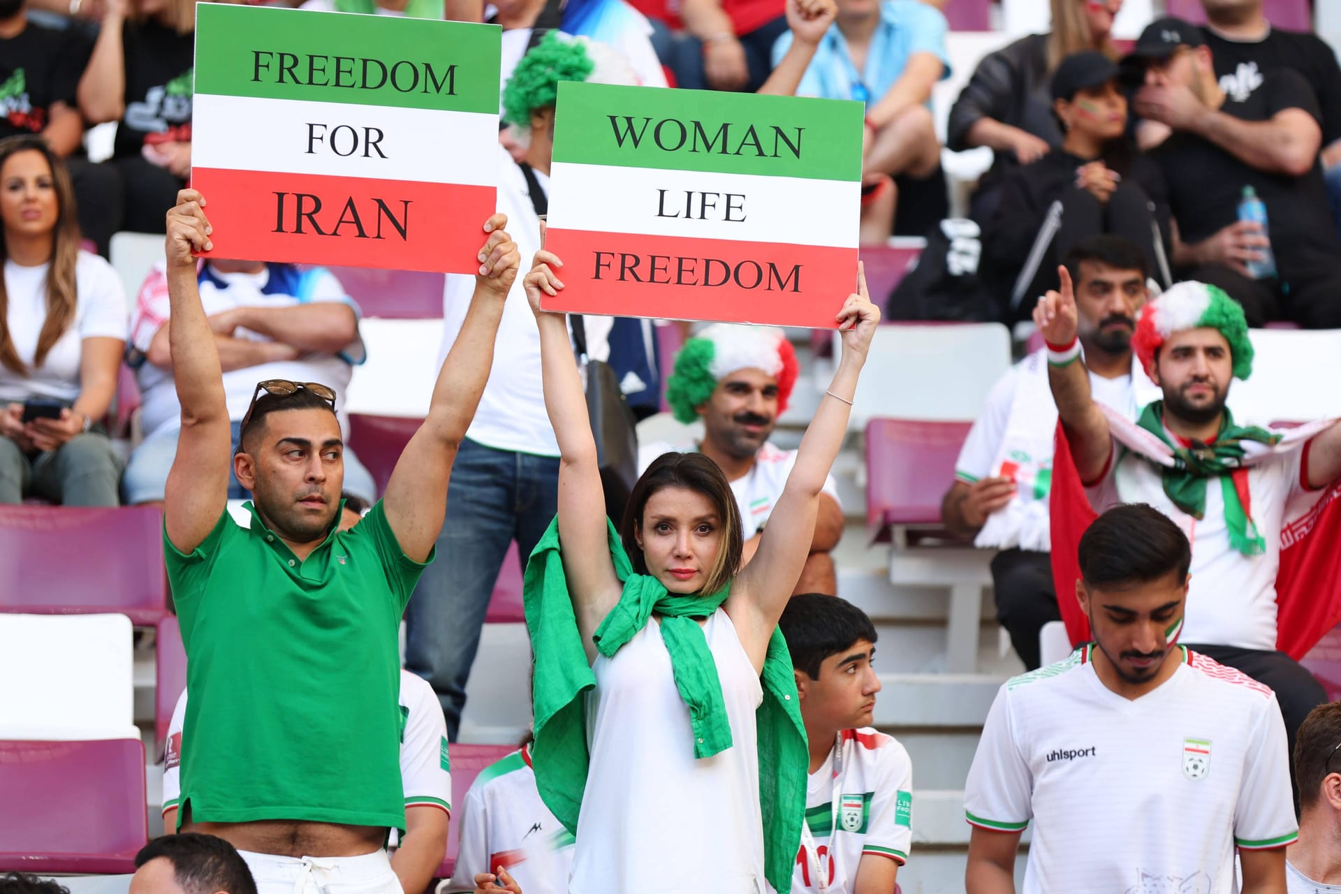 Iran-Fans beim Spiel gegen England: Der Protest zeigt sich auch auf der Stadiontribüne in Katar.