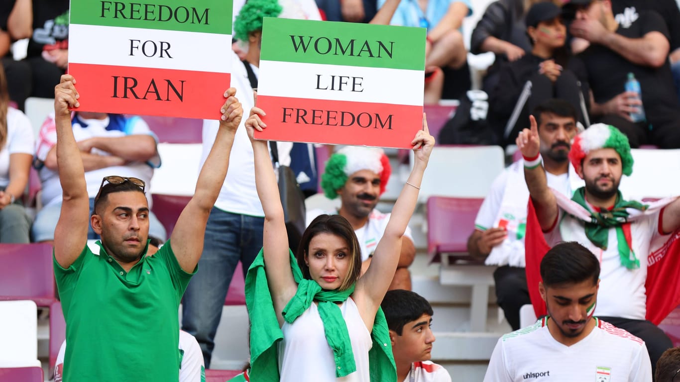 Iran-Fans beim Spiel gegen England: Der Protest zeigt sich auch auf der Stadiontribüne in Katar.