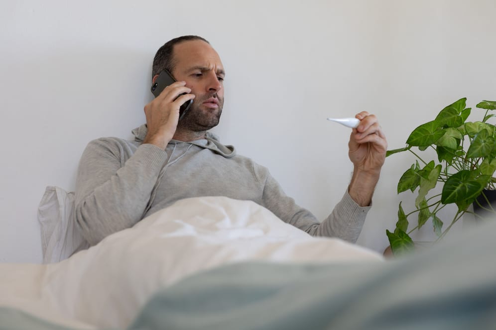 Mit einer Erkältung im Bett: Krankschreibungen per Telefon laufen zum Ende des Monats aus.