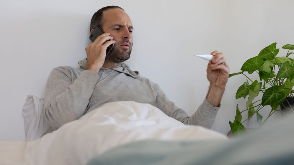 Mit einer Erkältung im Bett: Krankschreibungen per Telefon laufen zum Ende des Monats aus.