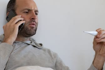 Mit einer Erkältung im Bett: Krankschreibungen per Telefon laufen zum Ende des Monats aus.