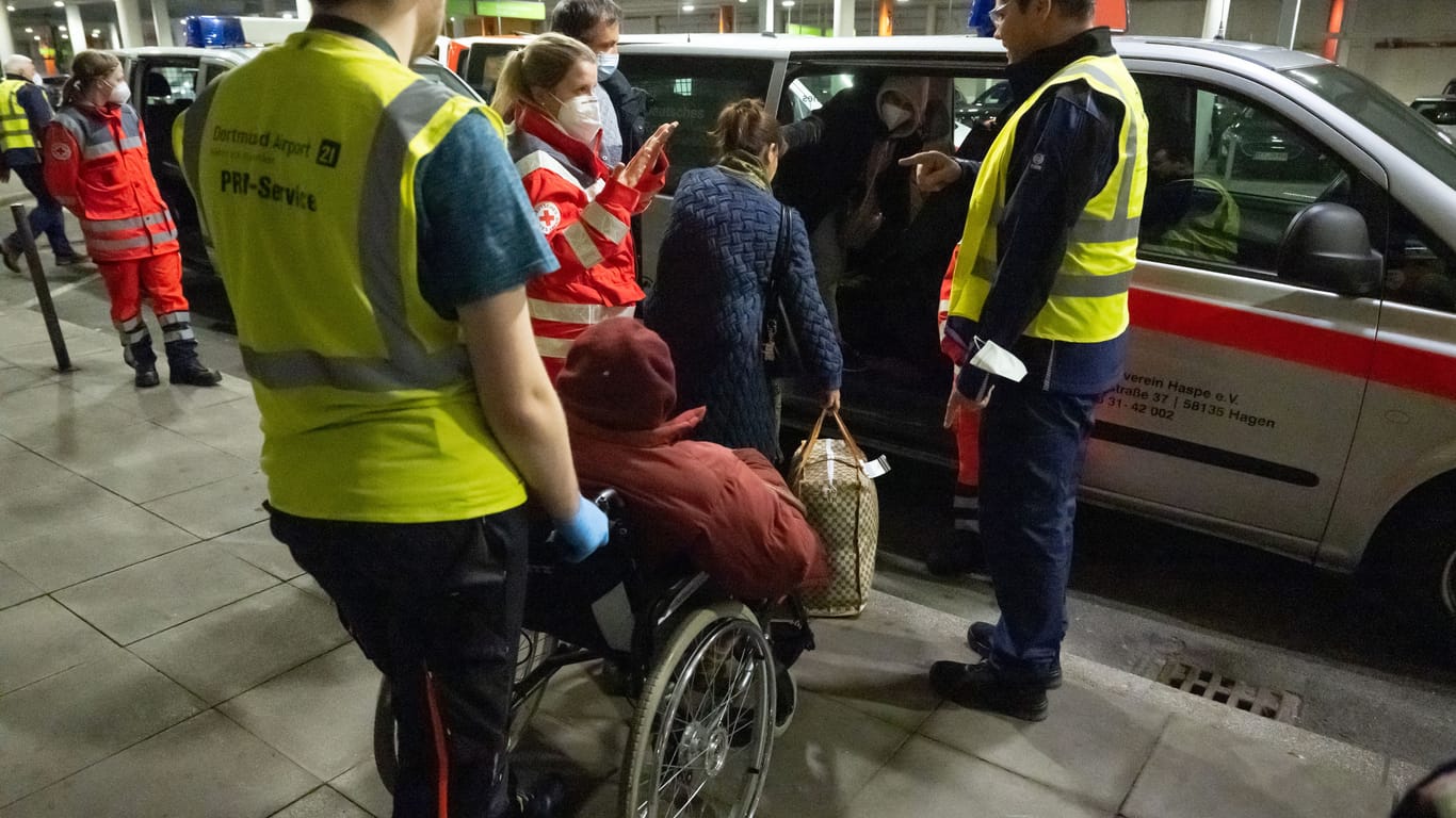 Mehr als 30 in der Ukraine verletzte oder traumatisierte Menschen, etwa die Hälfte von ihnen Kinder, sind mit einem Flugzeug aus Chisinau in Moldau in Dortmund gelandet.