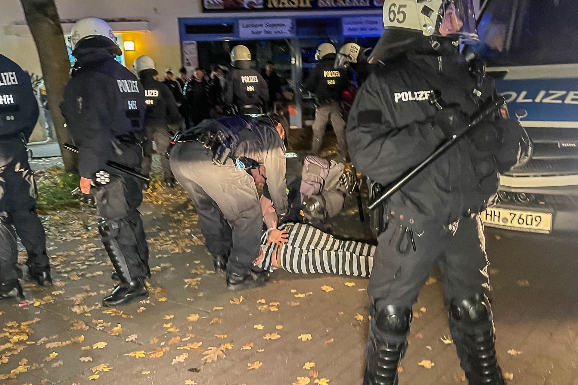 Polizisten überwältigen einen Mann im Sträflingskostüm fest: Es war nicht der einzige Einsatz der Kräfte an Halloween.